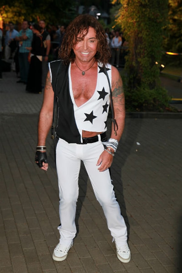 6. Валерий Леонтьев был заядлым курильщиком и не собирался отказываться от вредной привычки.