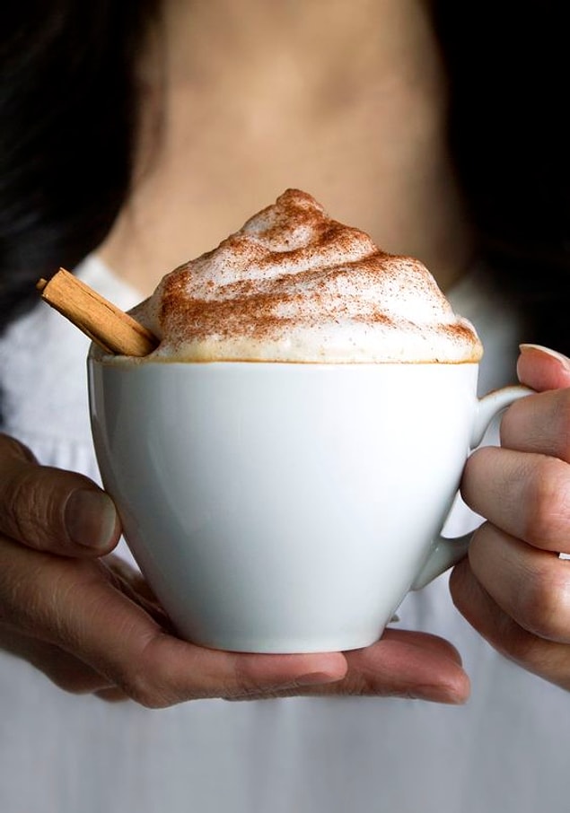 4. Cappuccino'nun adı ise, Capuchin isimli rahiplerden gelmektedir. Espresso makinalarının yaygınlaşmasıyla bugünkü halini almıştır. Avrupa dışında popüler olması ise II. Dünya Savaşı ile başlamıştır.