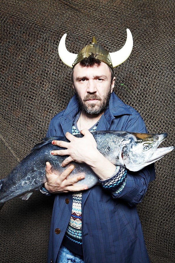 4. Лидер группы «Ленинград» как-то признался общественности, что он попробовал водку уже в 15 лет и с тех пор ему было трудно удержать себя. Как-то он находился в запое аж 1800 дней!