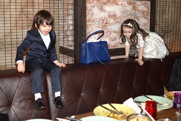 6. Кстати, после концерта дети не отправились домой, а продолжали праздновать с другими звездами наравне, шаля и умиляя гостей своими невинными выходками.