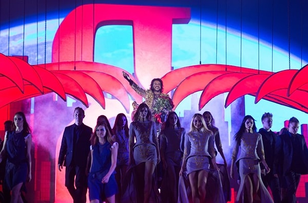 2. Киркоров постоянно менял костюмы и представал перед публикой в разных образах. Он исполнял как свои старые хиты, так и новые песни.