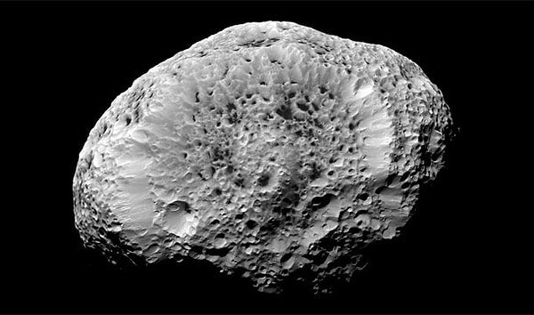 10. Гиперион - один из спутников Сатурна - является крупнейшей несферической луной в Солнечной системе. Если вам кажется, что он похож на губку, вы правы. Он вполовину легче воды, и мог бы плавать в ванне, если бы влез в нее.