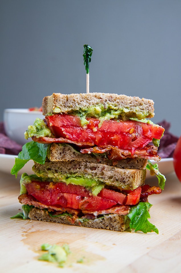 5. Domatesli, Pesto Soslu Çıtır Sandviç
