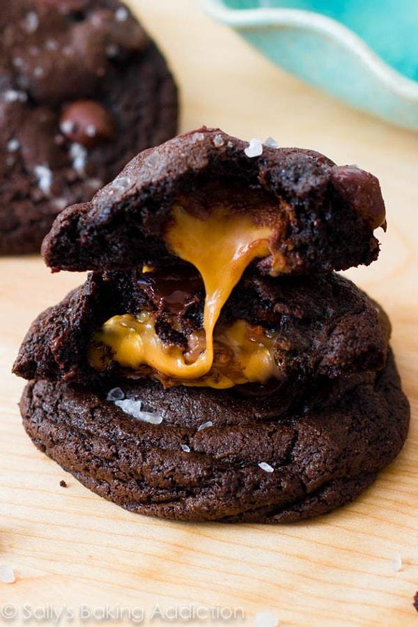 4. Enfes çikolatalı kurabiyelerin içini karamelle doldurmak...