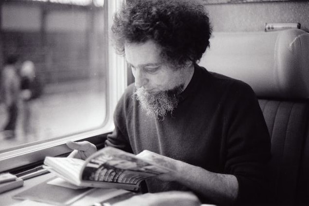 Perec, Sorbonne’da tarih ve sosyoloji eğitimi alırken, bir yandan da Fransa’nın önde gelen edebiyat dergilerine denemeler ve makaleler yazmaya başlamıştır.