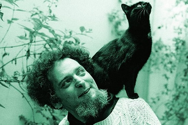 Perec, dünya gezegeninin en çok sigara içen insanlarından biri olarak, 45 yaşında akciğer kanserine yenilmiştir.