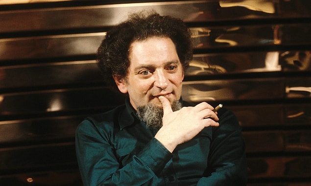 Perec'in Oulipo grubundaki edebî arayışlarının bir sonucu olan ve 1969 yılında yayımlanan "Kayboluş" da lipogram denilen tarzda yazılmış bir yapıttır. Lipogramlar belirli bir sesin (a/b/c/x/y/z vb.) olmadan yazıldığı eserlerdir.