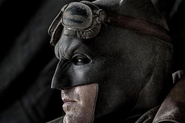 8. Ben Affleck film tamamlandıktan sonra Batman kostümünü almak isteyince yapımcılar 100 bin $ dolar karşılığında alabileceğini söylemiş. Ben Affleck çabucak fikrini değiştirmiş.
