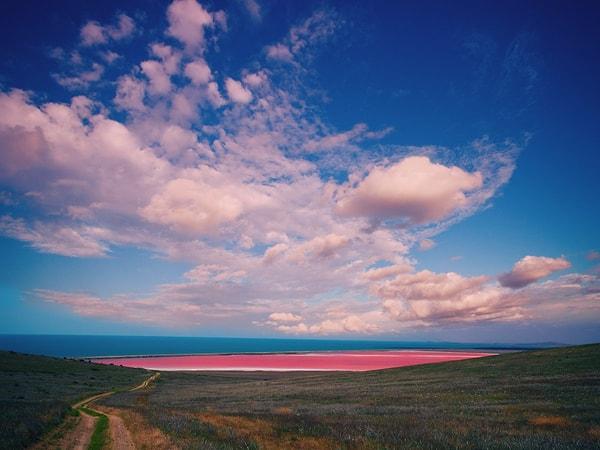 4. Avustralya'daki Hillier Gölü'nün suları, şişelendiğinde bile pembe rengini koruyor.