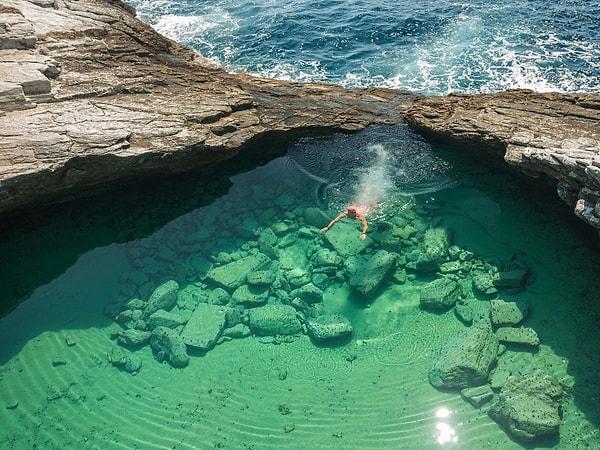 11. Giola, Yunanistan'ın Astris Bölgesi'nde bulunan bir doğal havuz.