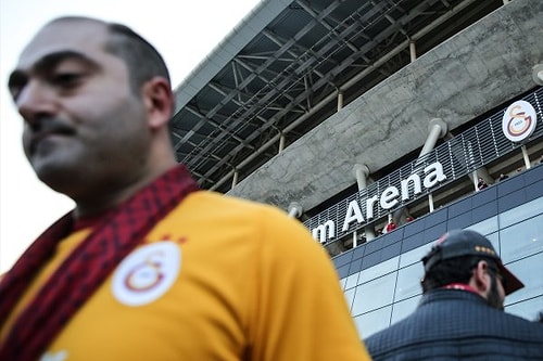 Maçın ileri bir tarihe ertelenmesinden sonra TT Arena'da oluşan görüntüler