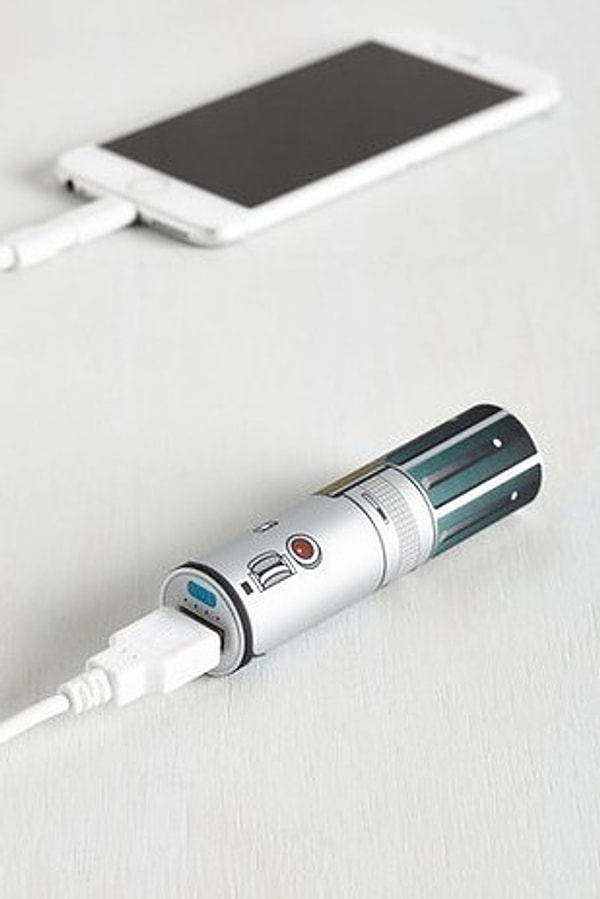 20. Переносная зарядка в виде светового меча, которую ты точно никогда не забудешь