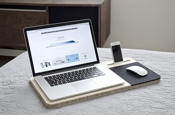 4. Вентилируемая подставка для ноутбука, которая спасет твой гаджет от перегревания во время марафона "Игры Престолов"