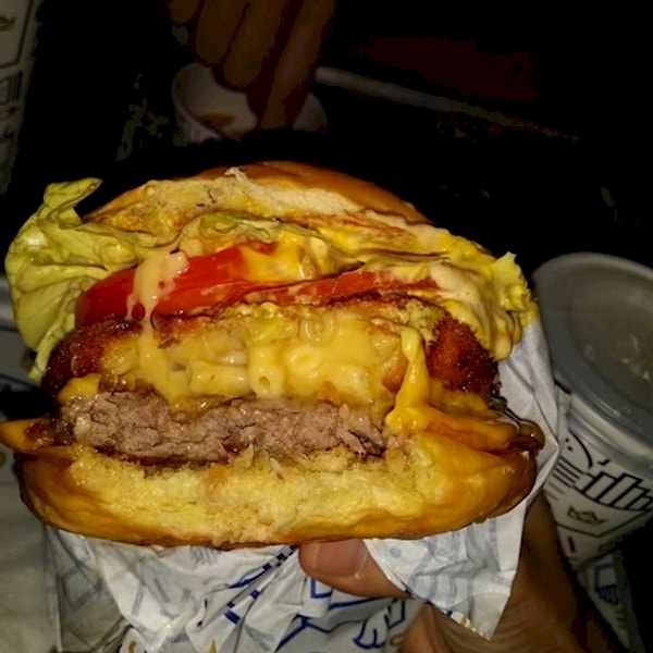 4. Бургер с сыром и макаронами 🍔