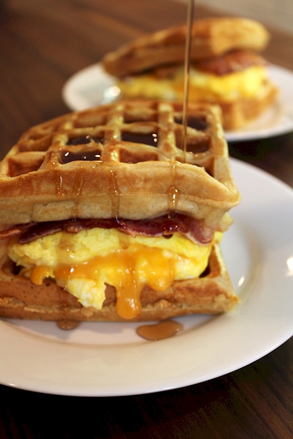 5. Вафли с омлетом и беконом 🍳