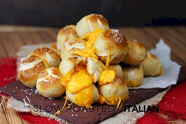 6. Соленые "бомбочки" с сырном соусом 😋