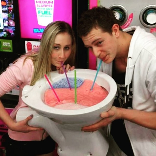 1. Эта парочка пила прямо из унитаза: