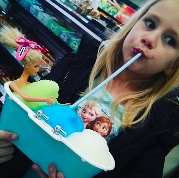 7. Девочка и Барби: