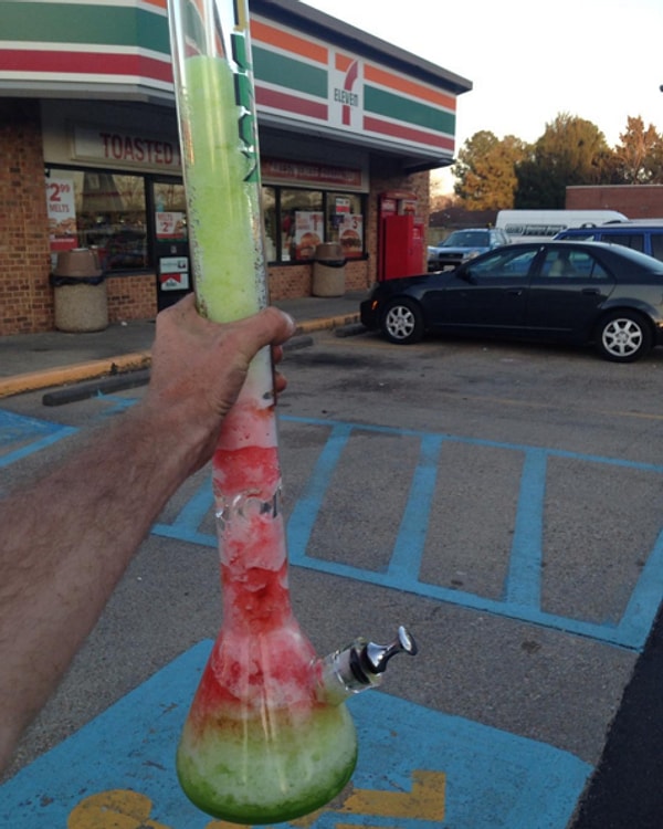 28. Именно так лучше и использовать бонг: