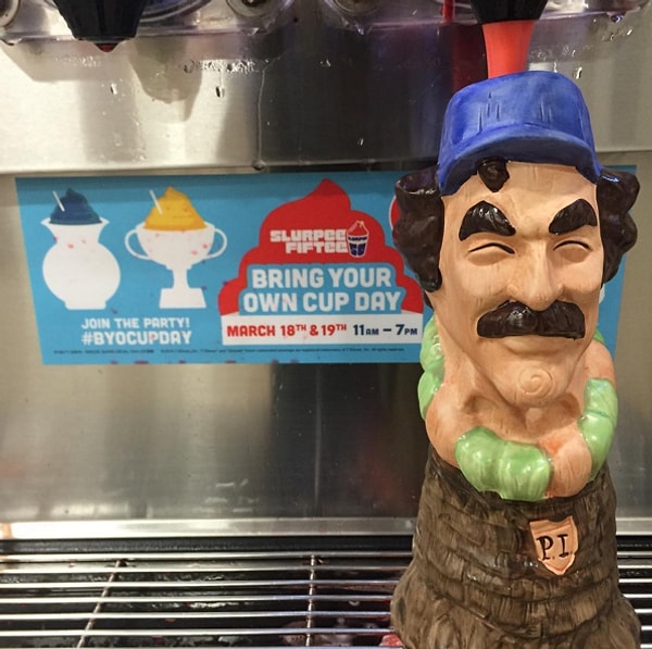 32. Фанат Тома Селлека: