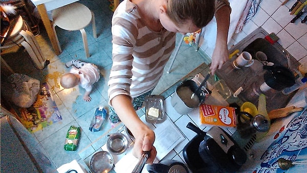 9. Мы вместе готовим на кухне: я на столе, Василиса – под.