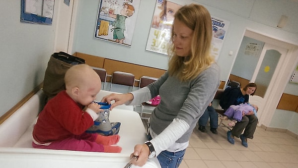 12. В очереди в поликлинике не бывает скучно — у меня всегда припасена пара игрушек.