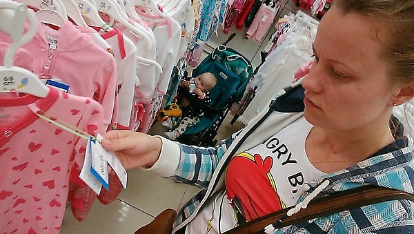 16. В магазине Василиса жует ярлык с ценой своей любимой одежды.