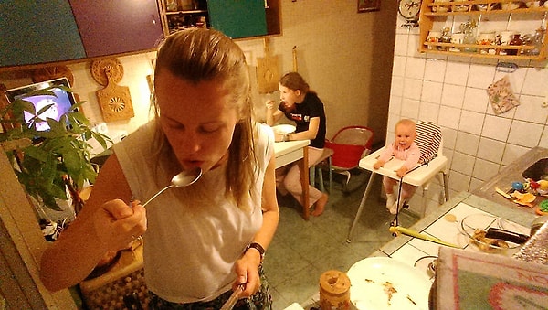 18. Мы всегда вместе обедаем, и у каждой свой отдельный стол.