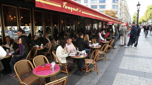4. Tabii ki Paris'in kafelerinde oturacağız...