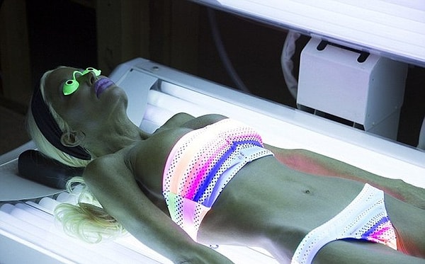 7. Для поддержания ровного загара, женщина даже установила солярий у себя дома!