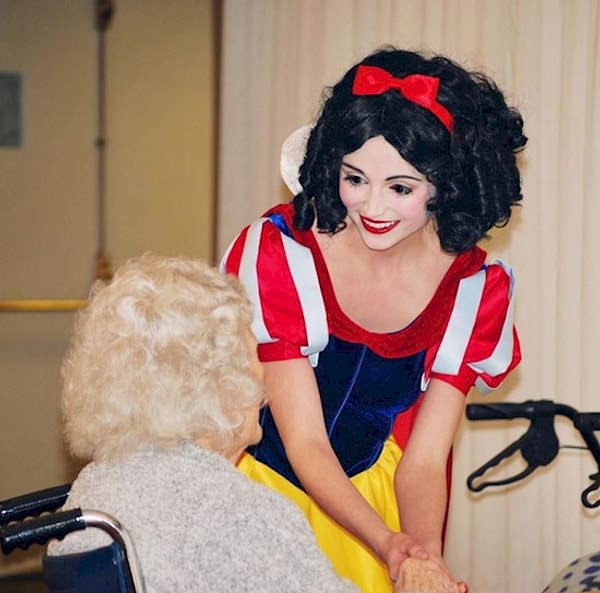 2. Всего у Сары 17 разных костюмов 👗 и 16 разных париков…