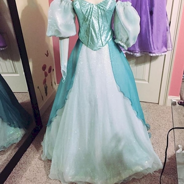 9. На каждый костюм уходит около 6 месяцев работы, а материал доставляется из всех уголков мира!