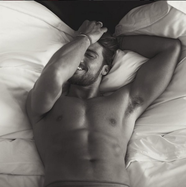 7. Затем изучал актерское искусство в Нью-Йорке.