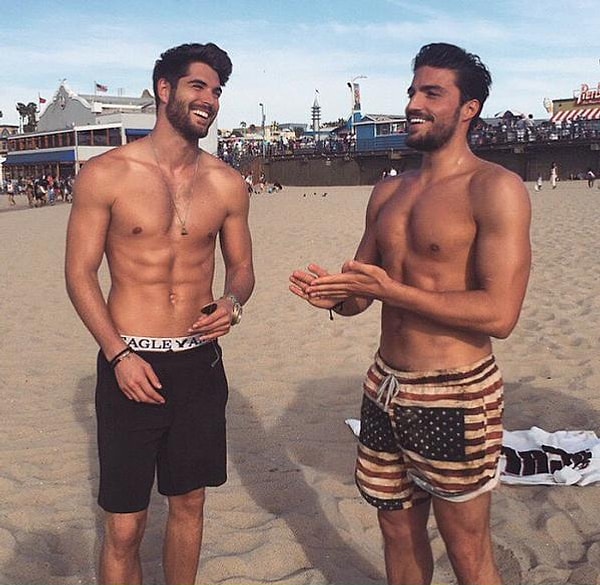 18. Весело проводит время с друзьями.