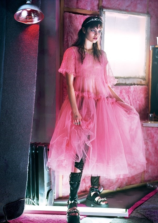 1. Надеть под платье черные латексные леггинсы.