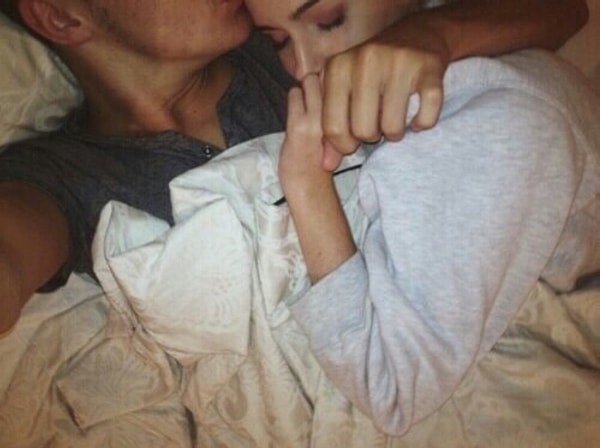 10. Мой парень девственник, и он постоянно хочет ласкаться и целоваться. Постоянно. Меня это бесит, потому что это для меня не ново, и я не хочу этого так же сильно, как он».