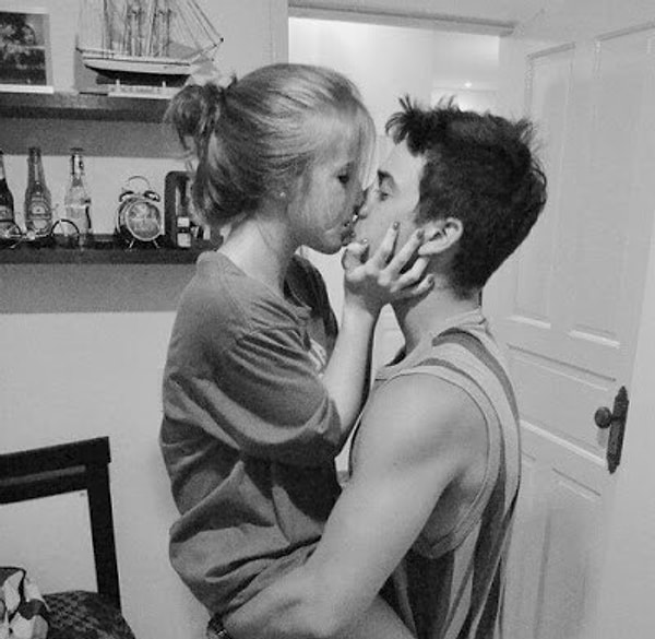 12. «Мой парень девственник, но никто не может довести меня до оргазма лучше, чем он».