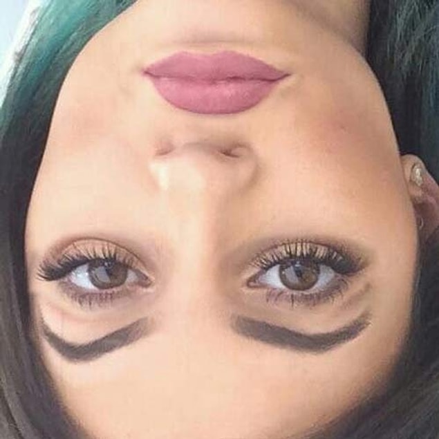 21. Kylie Jenner hala Snapchat filtresini andırıyor.