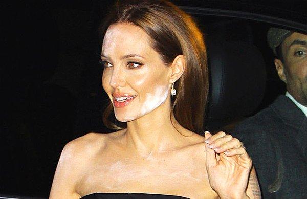 9. Şu fotoğrafta, yapılan makyaj yüzünden acı çeken Angelina Jolie'ye sizin tavsiyeniz ne olurdu?