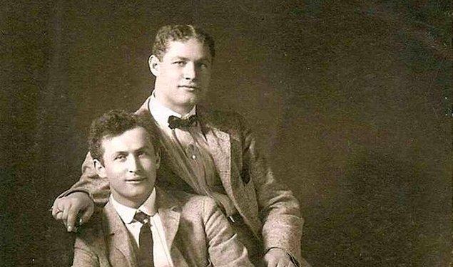 5. 1893 yılında kardeşi Dash ile birlikte, "Houdini Kardeşler" adı altında performanslarına başlar.