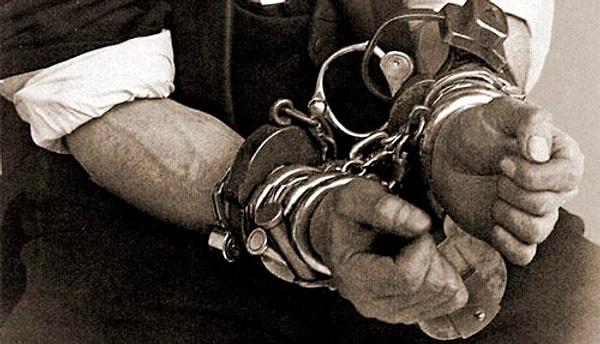 7. Houdini gittiği her ülkenin polisinden kelepçelenerek hapsedilmeyi talep eder ve her defasında kurtulmayı başarır.