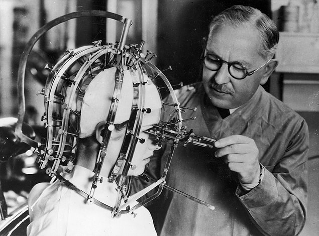 23. Max Factor, Aktris Dorothy Wilson'un üzerinde "güzellik mikrometresi" adını verdiği aleti kullanırken, 1932.