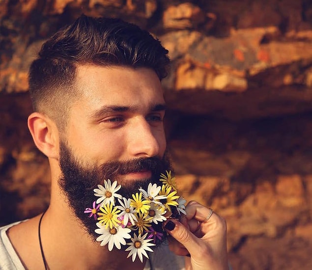 6. Çiçekleri hep kadınlar kullanacak değil ya...