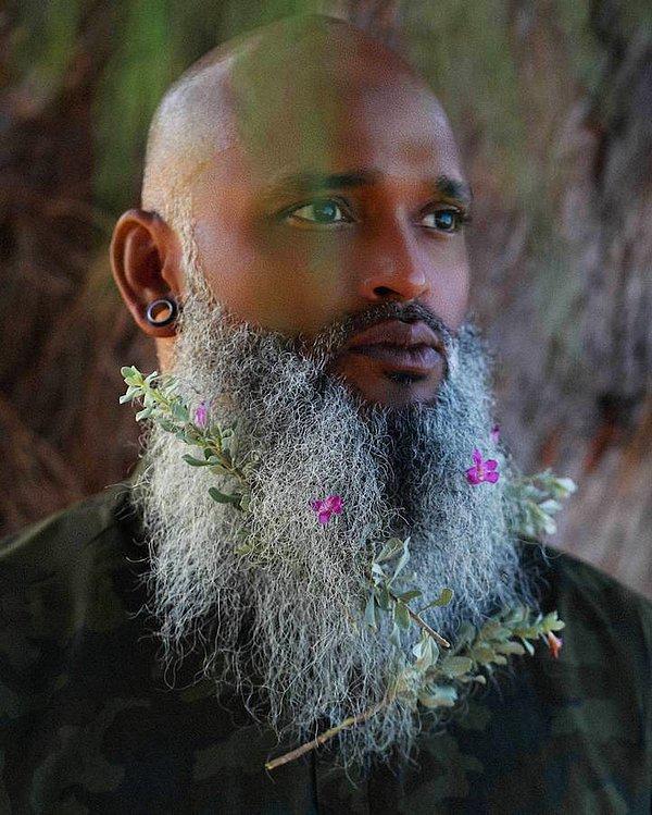 7. Çiçekli sakalları diğer trendlerle bir arada kullananlar da var.
