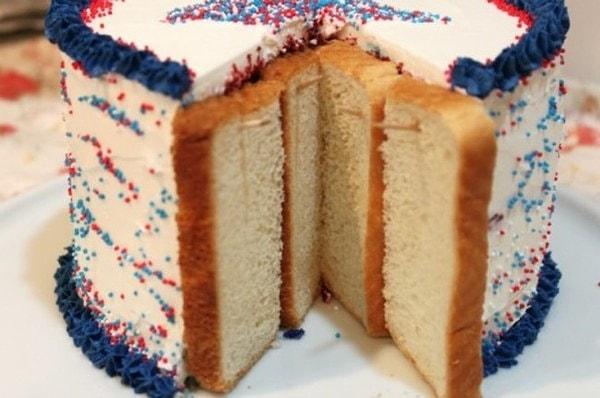 6. Kesilmiş pastanın arasına kürdanla ekmek dilimleri sabitleyip pastanın kurumasını engelleyebilirsiniz.