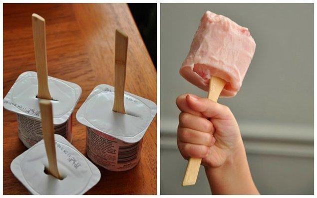 12. Dondurulmuş yoğurtlara külah ekleyip çocuğunuz için dondurma olmasını sağlayabilirsiniz