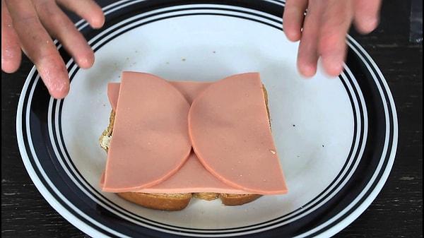 15. Sabah kahvaltısında hazırladığınız sandviçlerin salamlarını bu şekilde koyup kuru ekmek yemeyi önleyebilirsiniz