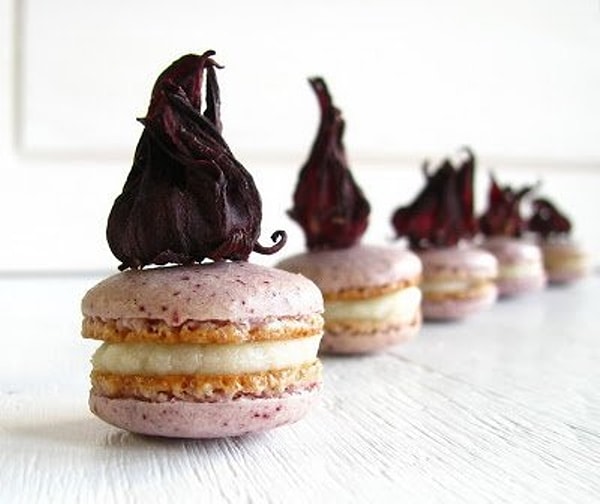 15. Пирожное макарон с цветками гибискуса