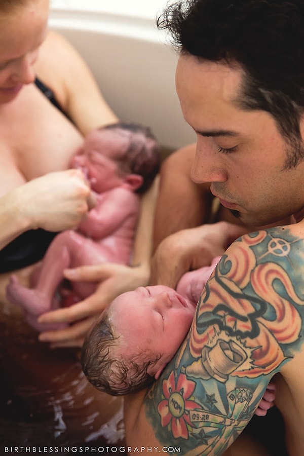 1. Робин Бейкер, фотограф специализирующийся на фотографии родов и удостоенный многих наград, стал свидетелем так называемого "рождения в рубашке", т.е. когда ребёнок появляется на свет в плодном пузыре.