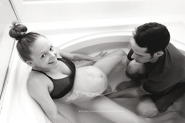 2. Калифорнийский фотограф, присутствовавший на 70 родах, говорит о том, что пара вела себя очень организованно и спокойно и сделала все необходимое до приезда бригады скорой помощи.